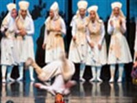 رقاصی زنان در تاتر شایسته دولت نیست